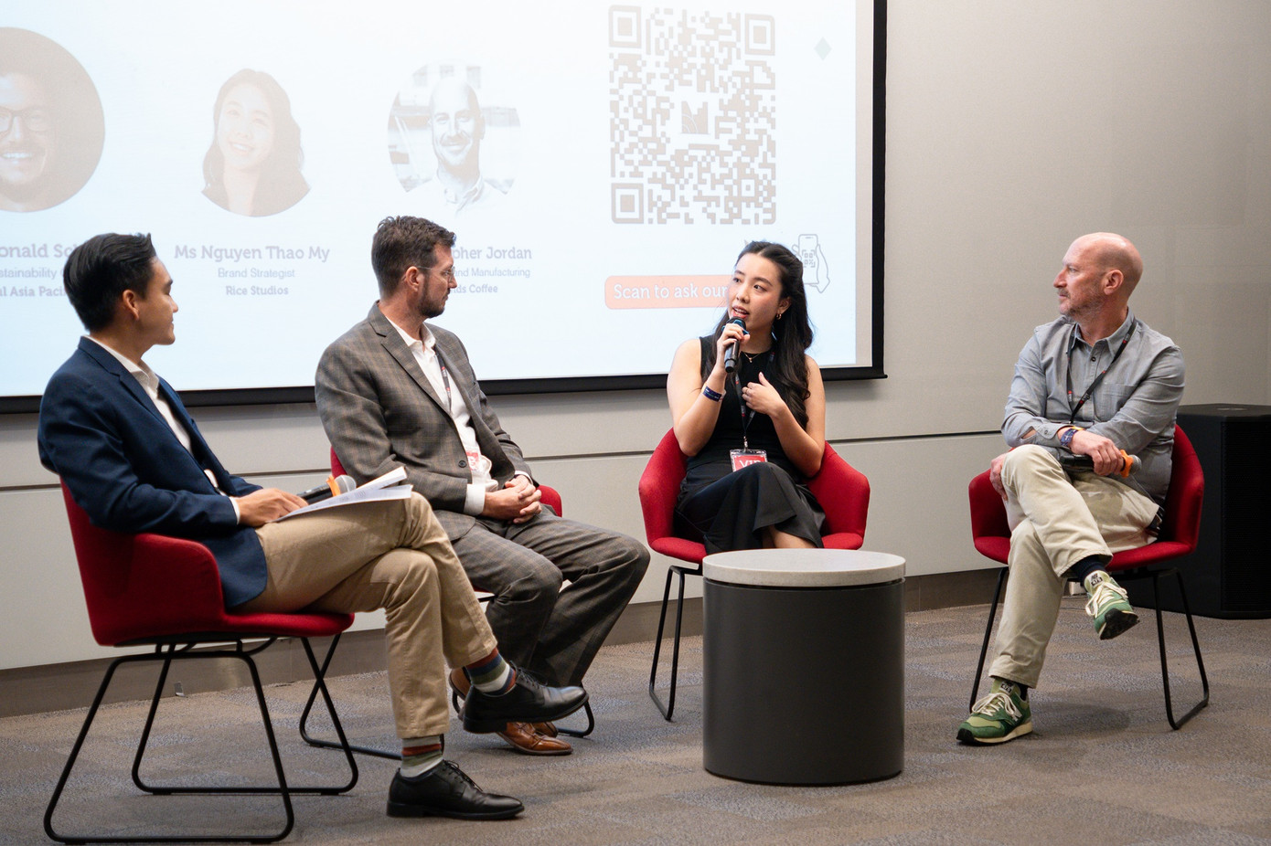 Thảo luận nhóm giữa lãnh đạo doanh nghiệp về sự nghiệp xanh.