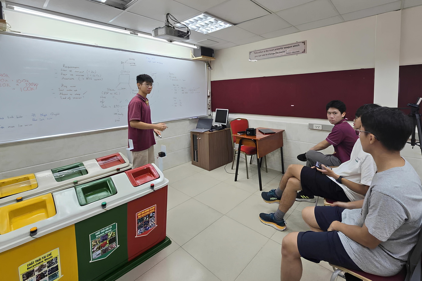 Phong đã tập hợp một nhóm bạn trẻ đam mê công nghệ tại trường cũ của mình để tiếp tục triển khai dự án Otto. (Hình: NVCC) Phong đã tập hợp một nhóm bạn trẻ đam mê công nghệ tại trường cũ của mình để tiếp tục triển khai dự án Otto. (Hình: NVCC)