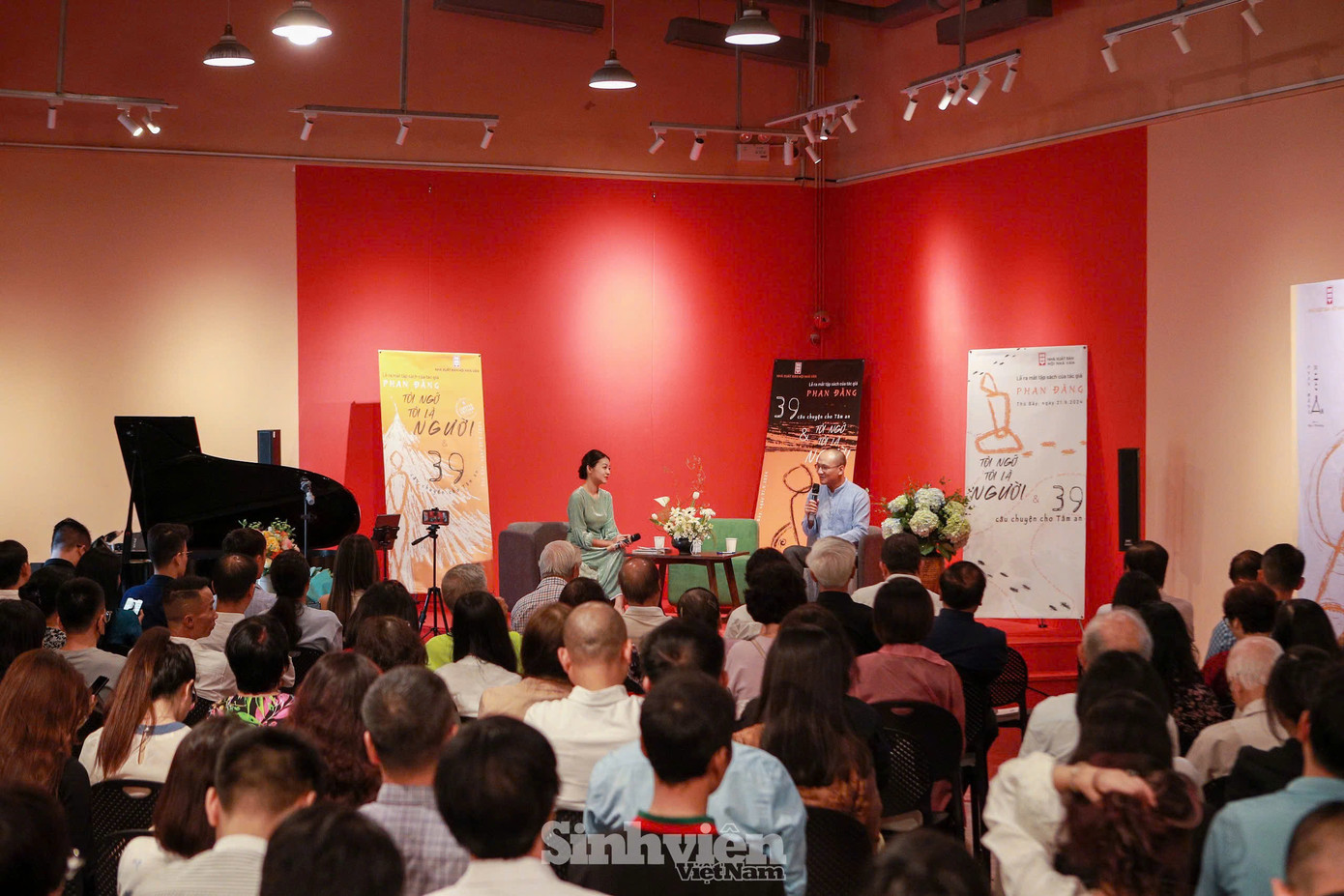 Hàng trăm khán giả tham dự chương trình.