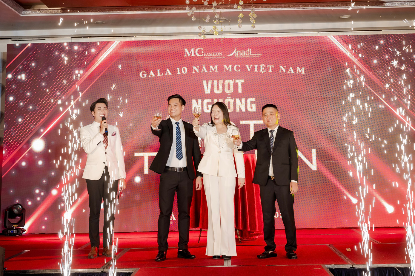 Ban lãnh đạo MC Việt Nam nâng ly chúc mừng sinh nhật lần thứ 10 của MC Việt Nam.