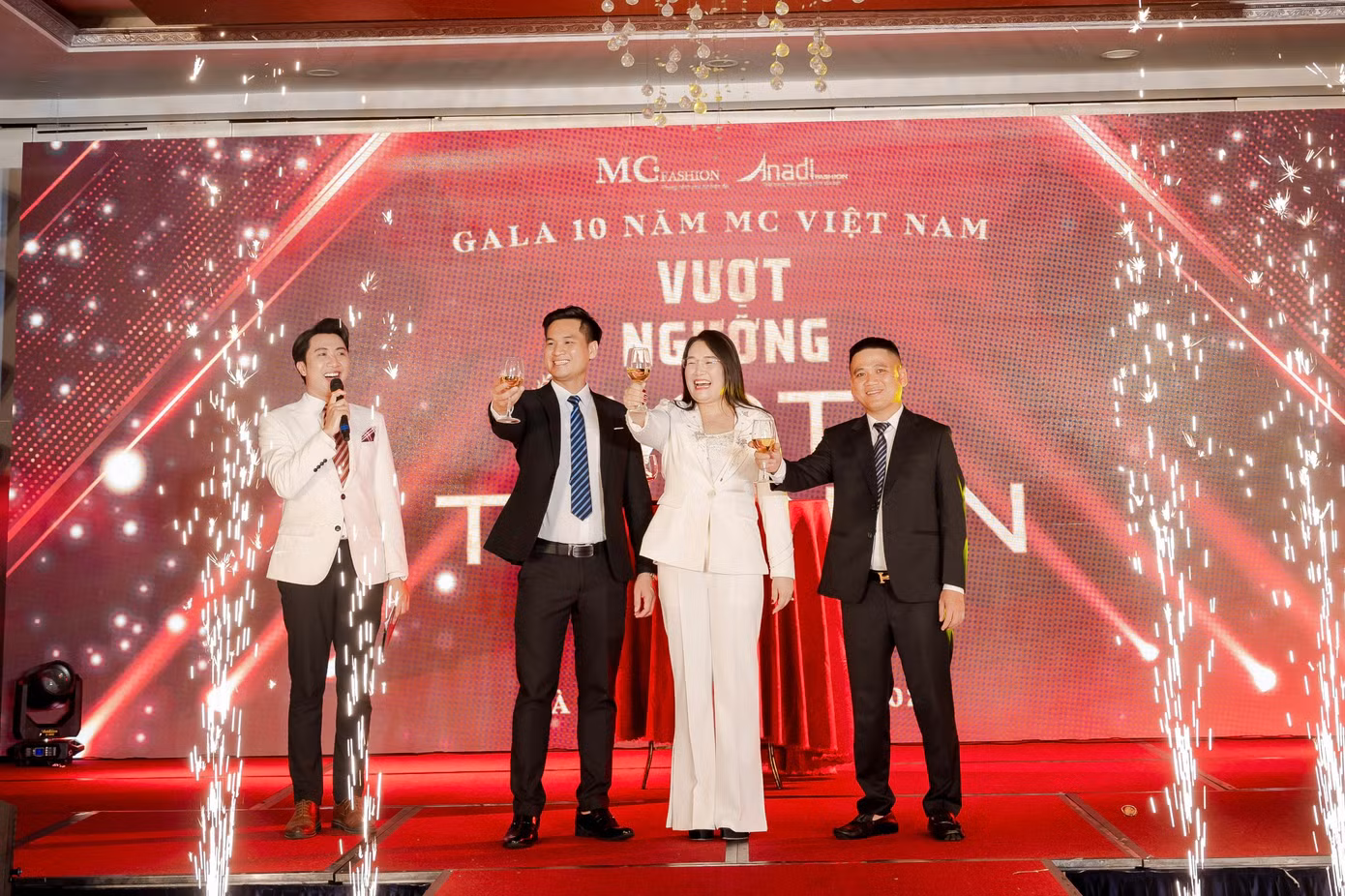 Ban lãnh đạo MC Việt Nam nâng ly chúc mừng sinh nhật lần thứ 10 của MC Việt Nam. Ban lãnh đạo MC Việt Nam nâng ly chúc mừng sinh nhật lần thứ 10 của MC Việt Nam.