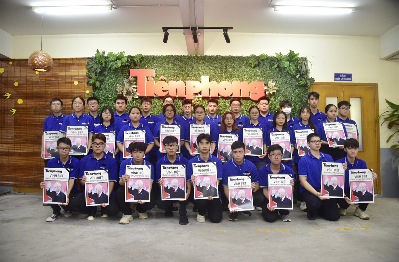 Một nhóm sinh viên USTH tập trung tại Toà nhà báo Tiền Phong cơ sở 2 trước khi di chuyển đến các điểm phát tặng báo.