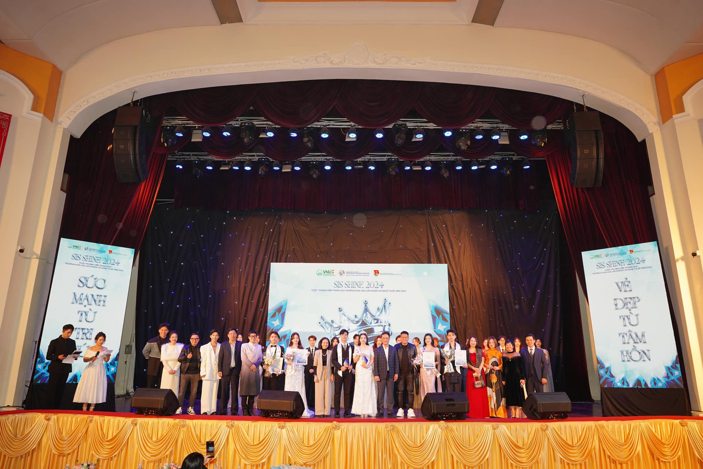 Các đại biểu chụp ảnh cùng các thí sinh đoạt giải cao.