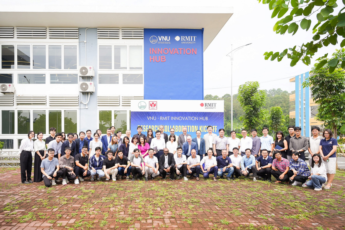 Các đại biểu chụp ảnh kỷ niệm tại Không gian Đổi mới sáng tạo ĐHQGHN-RMIT tọa lạc ở cơ sở Hòa Lạc của ĐHQGHN.