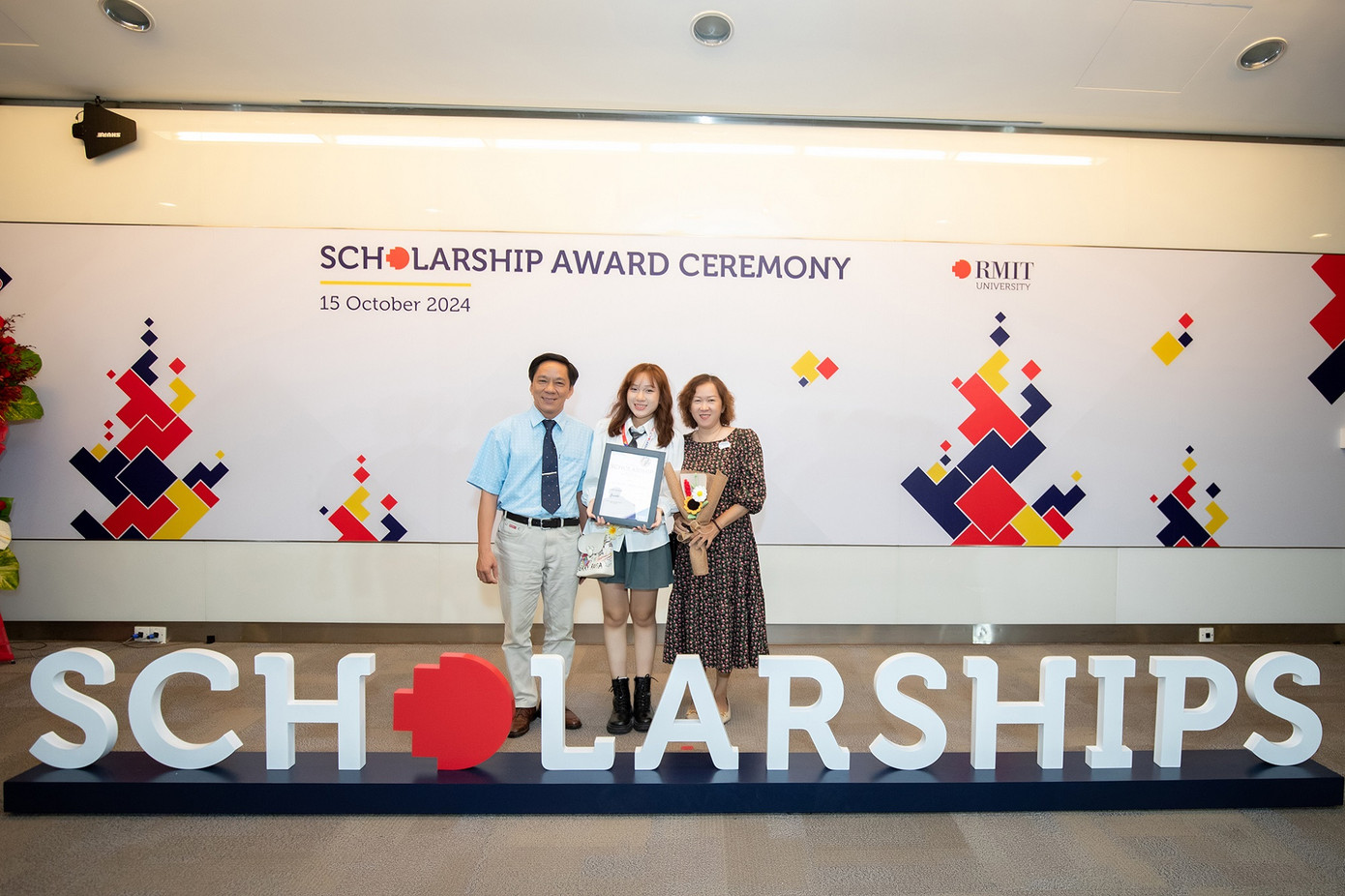 Châu cùng bố mẹ. (Hình: RMIT) Châu cùng bố mẹ. (Hình: RMIT)