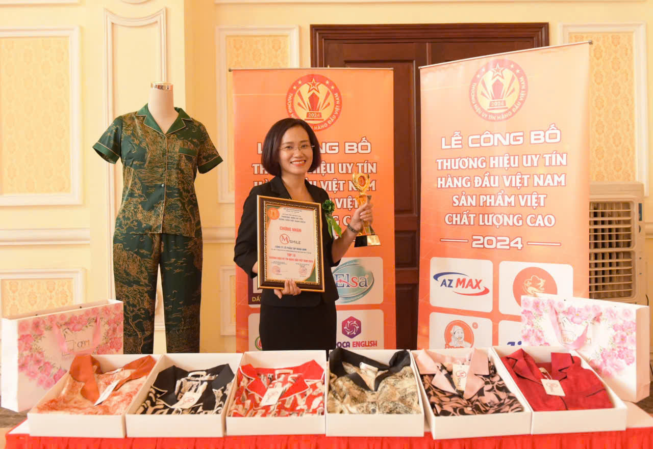 Bà Bùi Thuý Hằng – Tổng Giám đốc Công ty Cổ phần Tập đoàn GBM (GBM Group) cùng Cúp và Chứng nhận thương hiệu MSmile Top 10 Thương hiệu uy tín hàng đầu Việt Nam năm 2024.