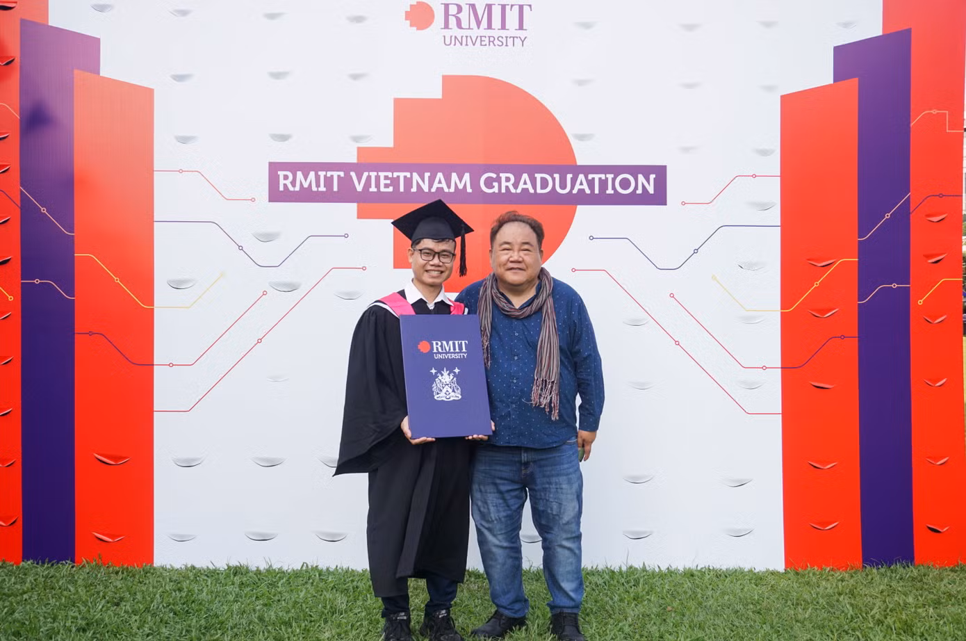 Tiến sĩ Danh dự Jimmy Phạm (phải) và Nguyễn Minh Hiếu (trái) - cựu học viên KOTO và tân khoa RMIT Việt Nam, người từng nhận Học bổng Chắp cánh ước mơ của Đại học RMIT Việt Nam để theo học ngành Cử nhân Truyền thông (Truyền thông chuyên nghiệp).