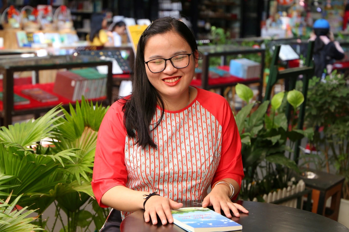 Nghiêm Vũ Thu Loan giới thiệu ấn phẩm đầu tay “Giấc mơ nơi thiên đường”. (Hình: NVCC)