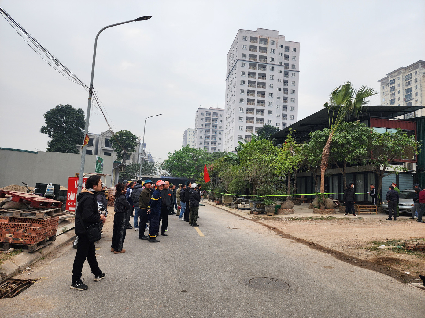 Sáng 17/12, lực lượng chức năng quận Hoàng Mai phối hợp với phường Hoàng Văn Thụ (quận Hoàng Mai, Hà Nội) tổ chức cưỡng chế thu hồi đất lấn chiếm tại khu vực thuộc Dự án đầu tư xây dựng hạ tầng kỹ thuật Khu di dân Đền Lừ III và đấu giá quyền sử dụng đất phường Hoàng Văn Thụ (quận Hoàng Mai).