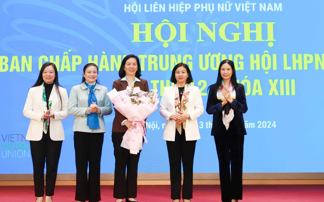 Bà Nguyễn Thị Minh Hương (thứ 3 từ phải sang) được bầu giữ chức Chủ nhiệm Ủy ban Kiểm tra TƯ Hội LHPN Việt Nam khoá I. Bà Nguyễn Thị Minh Hương (thứ 3 từ phải sang) được bầu giữ chức Chủ nhiệm Ủy ban Kiểm tra TƯ Hội LHPN Việt Nam khoá I.