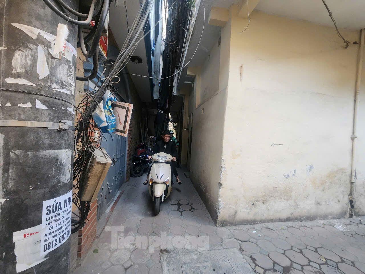 Các ngõ này vốn đã nhỏ, 2 xe máy đi ngược chiều tránh nhau cũng khó khăn nhưng thời gian gần đây, vào giờ cao điểm rất nhiều xe máy theo hướng từ Thượng Đình đi vào. Trong ảnh: Ngõ 144 thông sang ngõ 126.