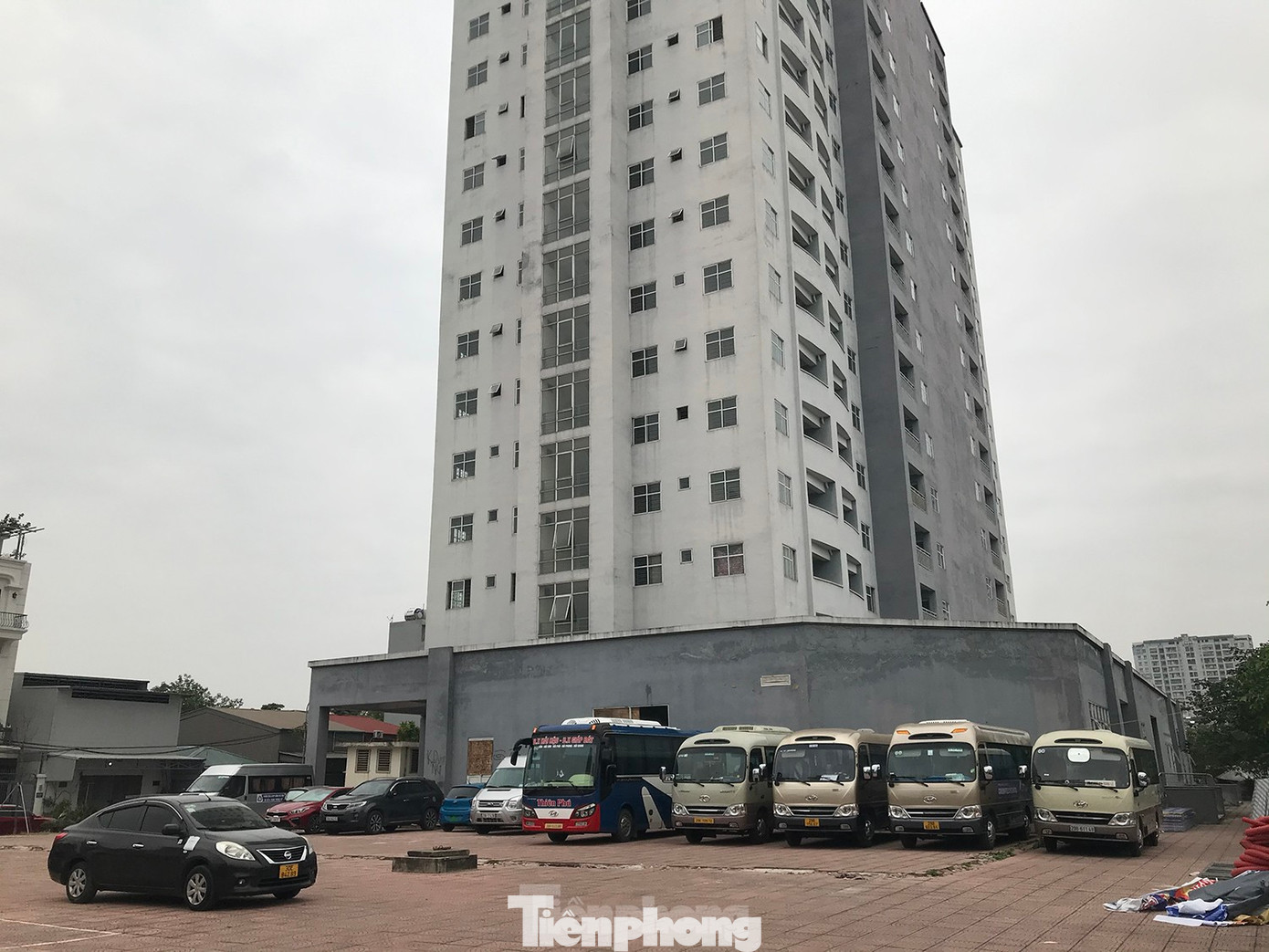 Một tòa nhà tái định cư tại quận Hoàng Mai đang bỏ hoang, sân biến thành bãi trông giữ xe