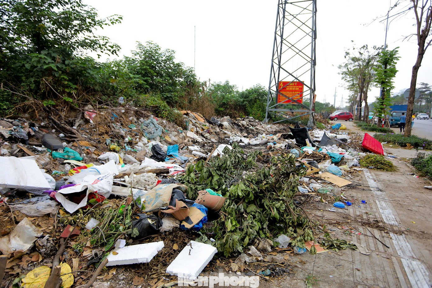Bãi rác lộ thiên trên đường Phạm Tu