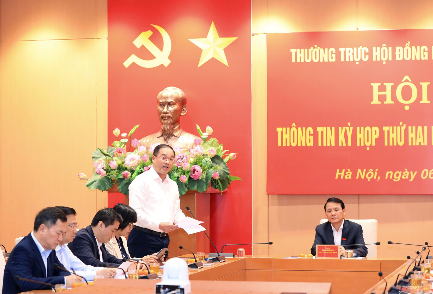 Ông Nguyễn Ngọc Việt - Chánh Văn phòng Đoàn ĐBQH và HĐND TP. Hà Nội - thông tin tại buổi họp báo chiều ngày 6/12.