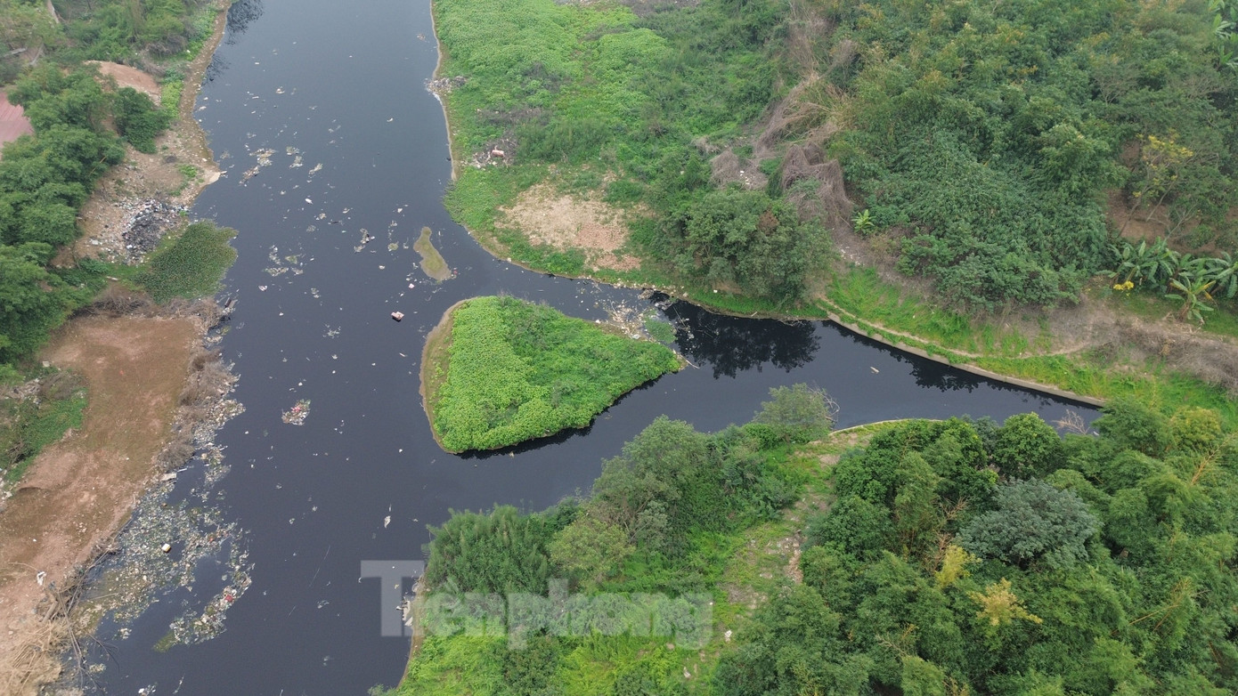 Một đường nước thải của khu dân cư thuộc huyện Quốc Oai đổ ra sông Đáy (ngay chân cầu sông Đáy).