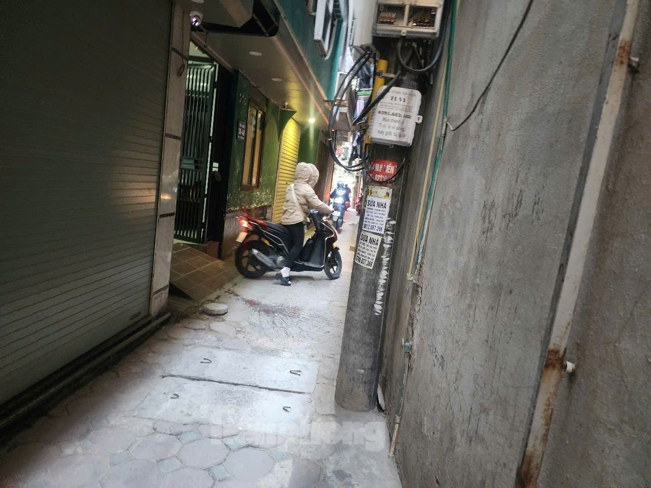 "Từ khi rào chắn được tháo, lượng xe đi qua ngõ tăng vọt. Những ngày gần đây, số xe đi vào ngõ giờ cao điểm đã tăng gấp 3-4 lần so với bình thường", chị Thủy, một người dân ngõ 126 Nguyễn Trãi chia sẻ.