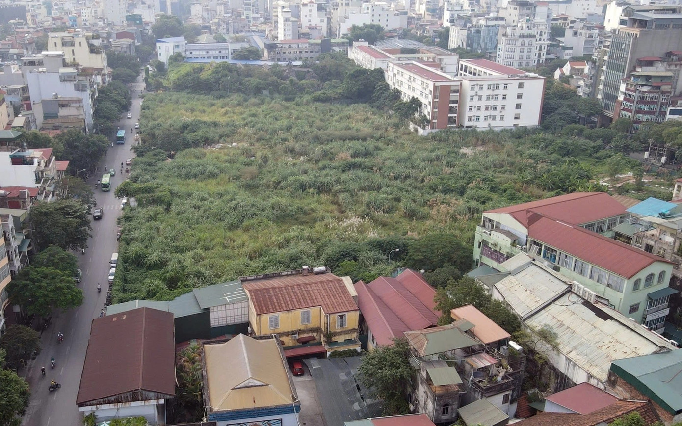 Ô đất tại số 94 Lò Đúc vẫn đang bỏ hoang (Ảnh: Hà Phong)