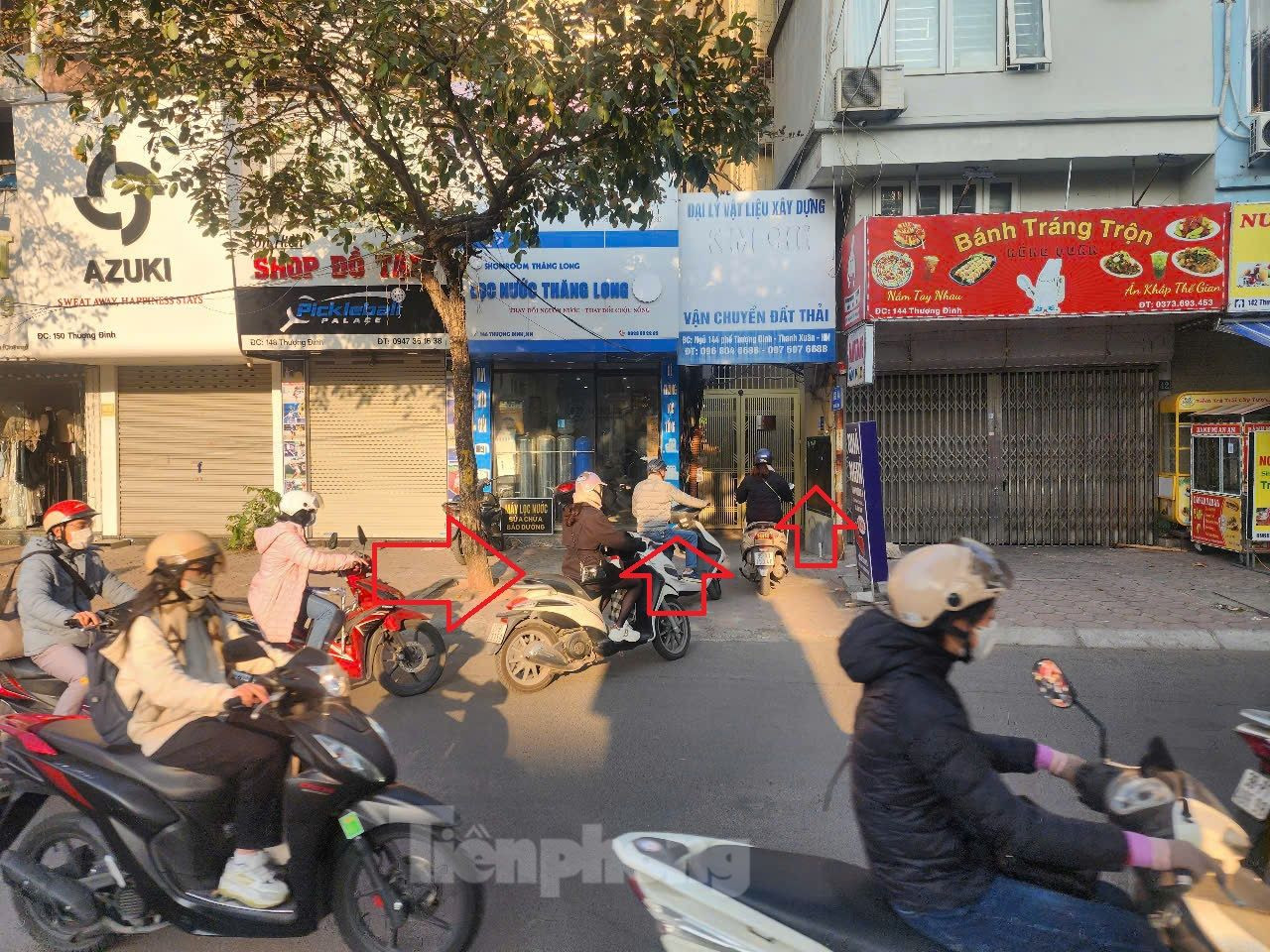 Theo ghi nhận của PV sáng 18/12, khi di chuyển theo hướng Thượng Đình - Ngã Tư Sở, nhiều người thấy các ngõ trên đã mở barie nên đã quay đầu rẽ vào ngõ để tiết kiệm thời gian. Trong ảnh: Nhiều phương tiện rẽ vào ngõ 144.