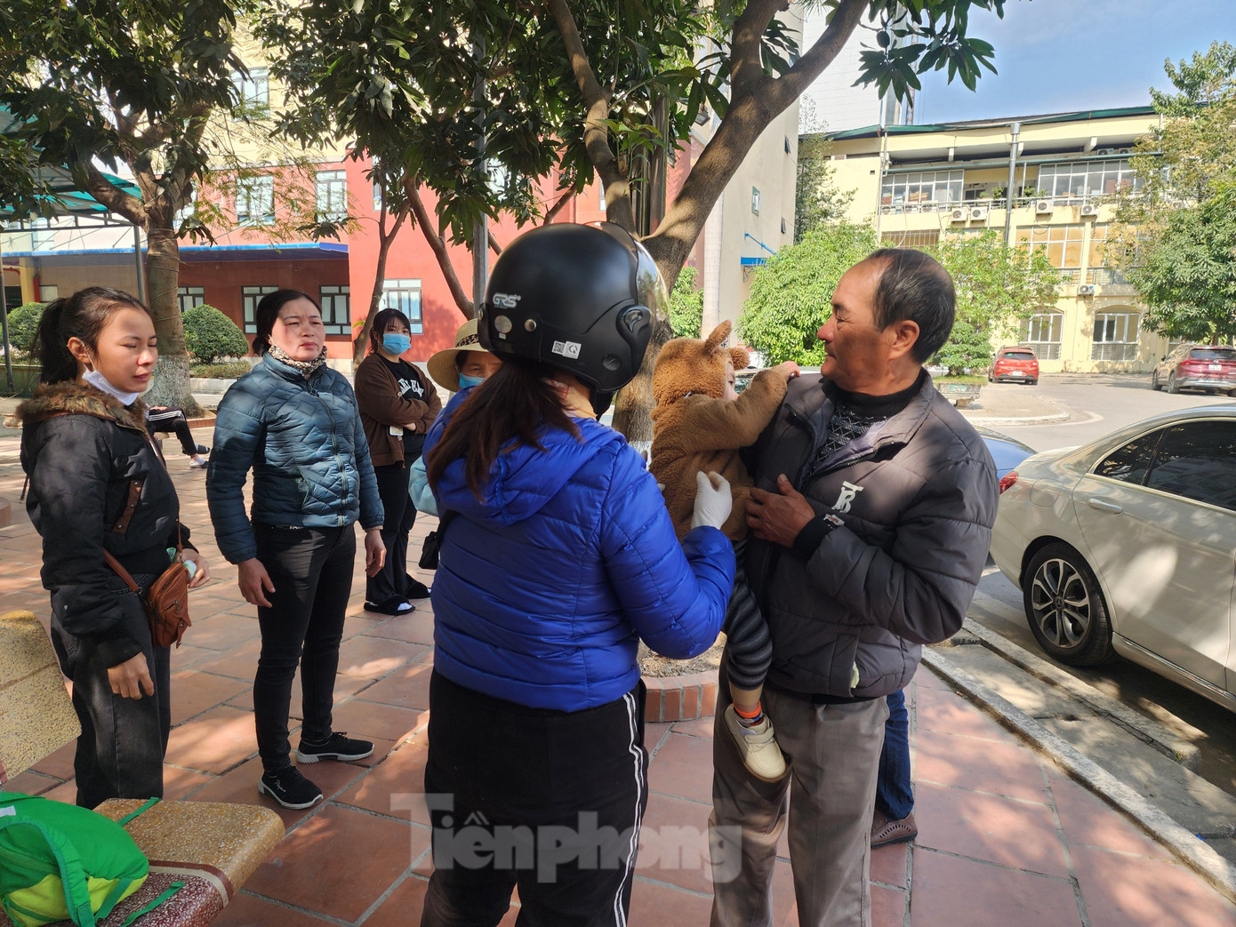 Đứng bên ngoài nhà tang lễ Bệnh viện 198 có khoảng 6-7 người của gia đình anh Đ. (SN 1986, trú tại huyện Ba Vì). Vợ anh Đ bế con khoảng 2 tuổi, khóc hết nước mắt. "Anh ấy thường hay vắng nhà, cũng hay tắt điện thoại. Chỉ mong không phải anh ấy", chị V chia sẻ. Người nhà cho biết, sáng nay có người bạn gọi cho vợ anh Đ, thông báo anh Đ tử vong trong vụ cháy. Lúc này, chị V. (Vợ Đ) đọc tin tức thì hay tin có vụ cháy tại quán cà phê hát cho nhau nghe. Ngay lập tức, chị gọi điện cho chồng nhưng không được. Chị gọi cho bố mẹ chồng, cả nhà nhanh chóng đến Bệnh viện 198. Ngay sau khi cung cấp thông tin, người nhà đã được lấy mẫu xét nghiệm ADN hiện đang chờ kết quả.