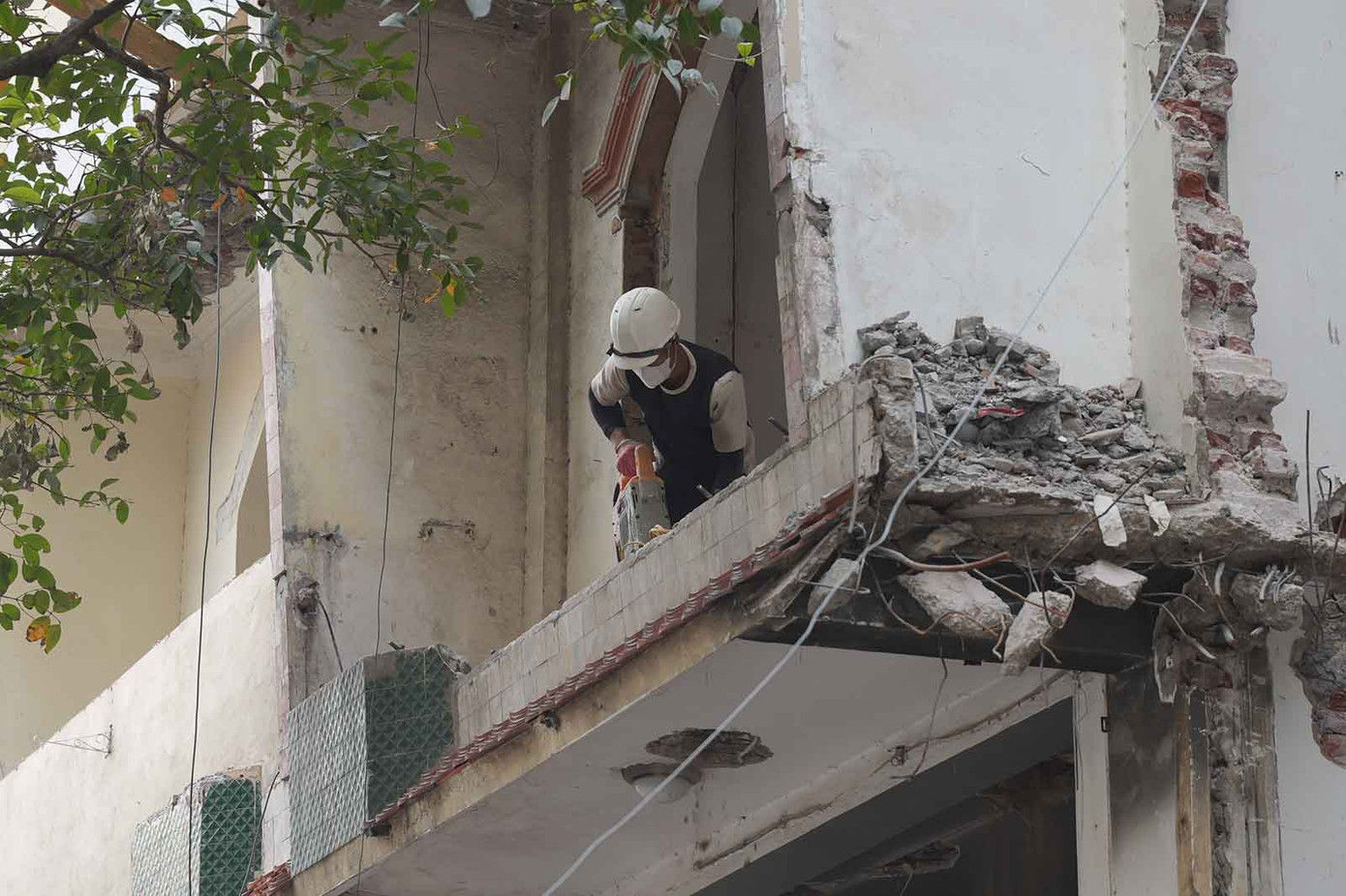 Bên cạnh đó, vẫn còn một số hộ dân tiếp tục tháo dỡ công trình.