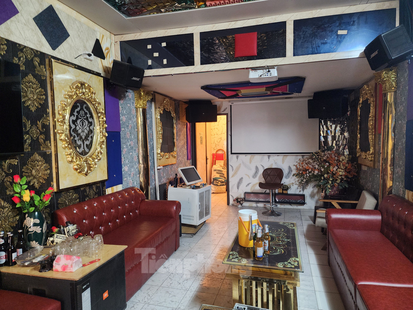 Bên trong phòng hát tại quán cà phê Thu