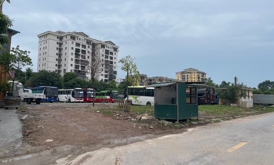 Một bãi xe trái phép trong khu đất lấn chiếm Một bãi xe trái phép trong khu đất lấn chiếm