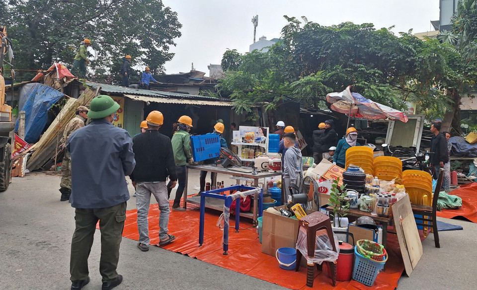 Lực lượng chức năng quận Cầu Giấy xử lý các trường hợp vi phạm trật tự xây dựng tại khu đất đã GPMB thuộc Khu đô thị mới Dịch Vọng. Lực lượng chức năng quận Cầu Giấy xử lý các trường hợp vi phạm trật tự xây dựng tại khu đất đã GPMB thuộc Khu đô thị mới Dịch Vọng.