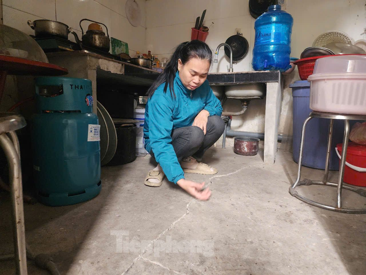 Chị Lỗ Thị Hà (thôn Văn Quán 1) cho biết, do sự cố sạt lở đê, căn nhà của chị đã bị nghiêng kéo về phía bờ sông. Ngoài ra, sàn bếp và tường tầng 2 đã bị nứt. Gia đình chị đã di tản đến nhà người thân được hơn 1 tháng, nhưng gần đây phải quay về nhà vì không thể ở nhờ mãi được. Hiện tại, 3 mẹ con chị vừa ở trong căn nhà vừa nơm nớp lo sợ (ảnh: Sàn bếp của gia đình chị Hà bị nứt). Chị Hà mong muốn chính quyền địa phương sớm có giải pháp hỗ trợ di dời khỏi khu vực sạt lở hoặc tái định cư để gia đình yên tâm sinh sống.