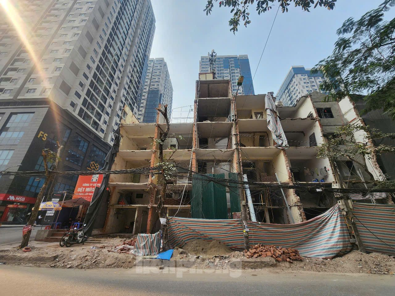Các công trình đoạn từ chung cư tại 47 Nguyễn Tuân đến số 99 Nguyễn Tuân đang trong quá trình tháo dỡ.