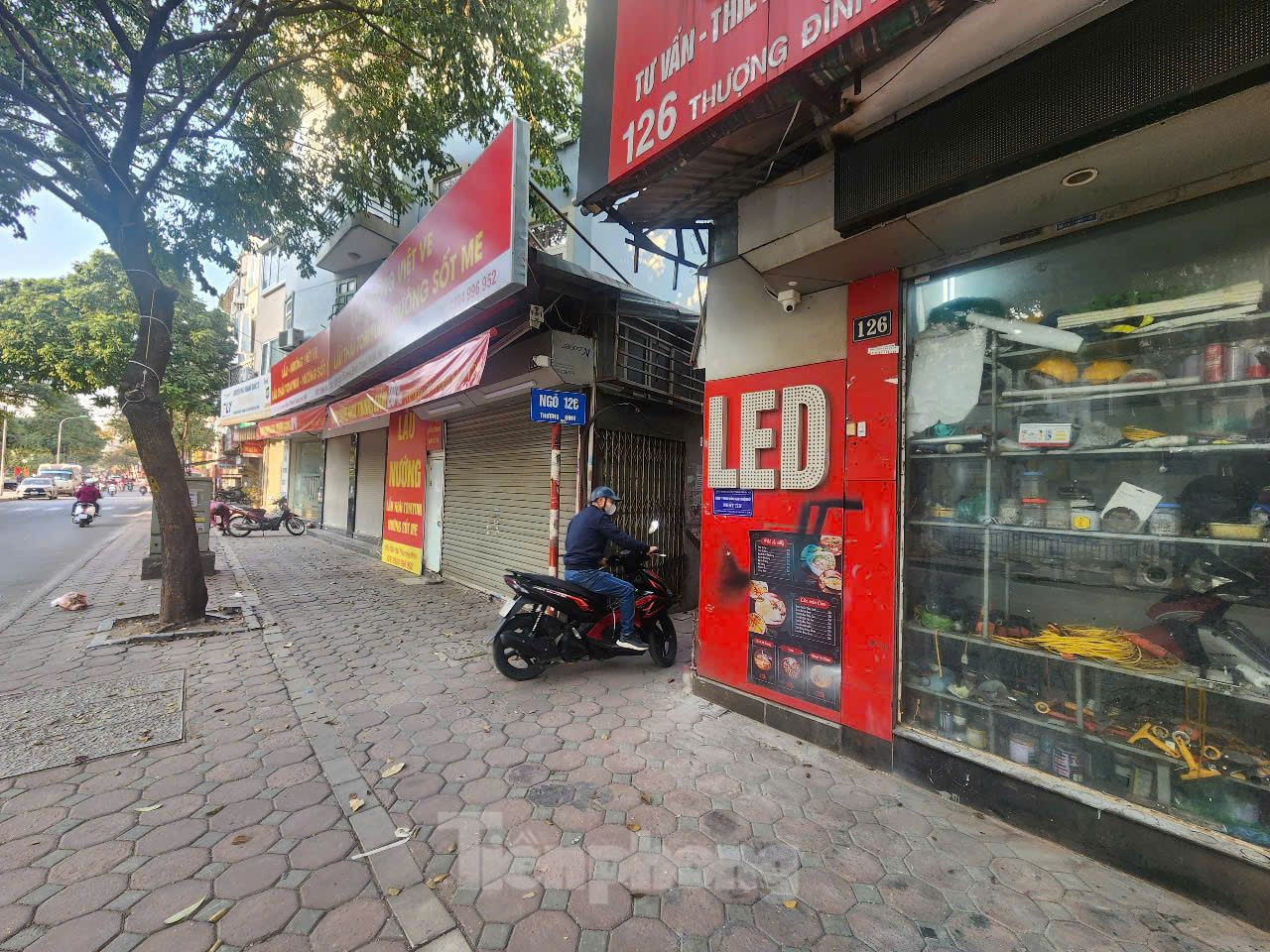 Luật gia Trần Quốc Tuấn (Chi hội Luật gia, Đoàn Luật sư thành phố Hà Nội) cho biết, pháp luật hiện hành nghiêm cấm việc đặt chướng ngại vật trái phép trên đường, gây cản trở giao thông. Người vi phạm có thể phải chịu phạt hành chính lên đến 6 triệu đồng hoặc bị truy cứu trách nhiệm hình sự nếu gây hậu quả nghiêm trọng.