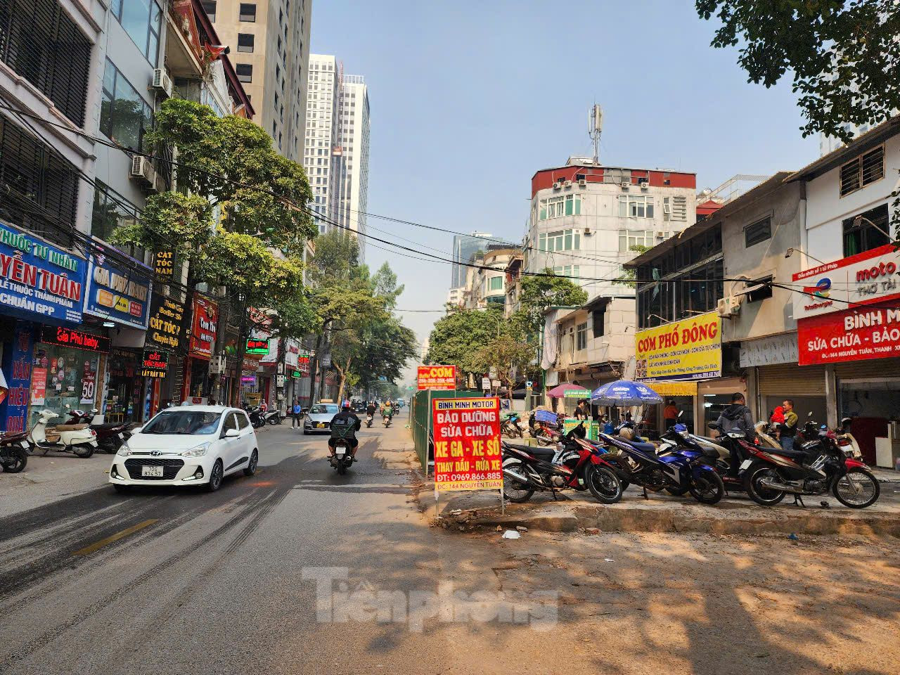 Một đoạn thắt nút cổ chai trên đường Nguyễn Tuân đã hoàn thành GPMB và được quây tôn.