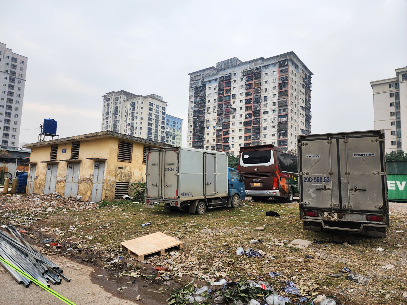 Do dự án chậm tiến độ nên một số đối tượng lợi dụng lấn chiếm đất, làm bãi đậu xe, dựng hàng quán và kho tạm với diện tích khoảng 4.000m2.