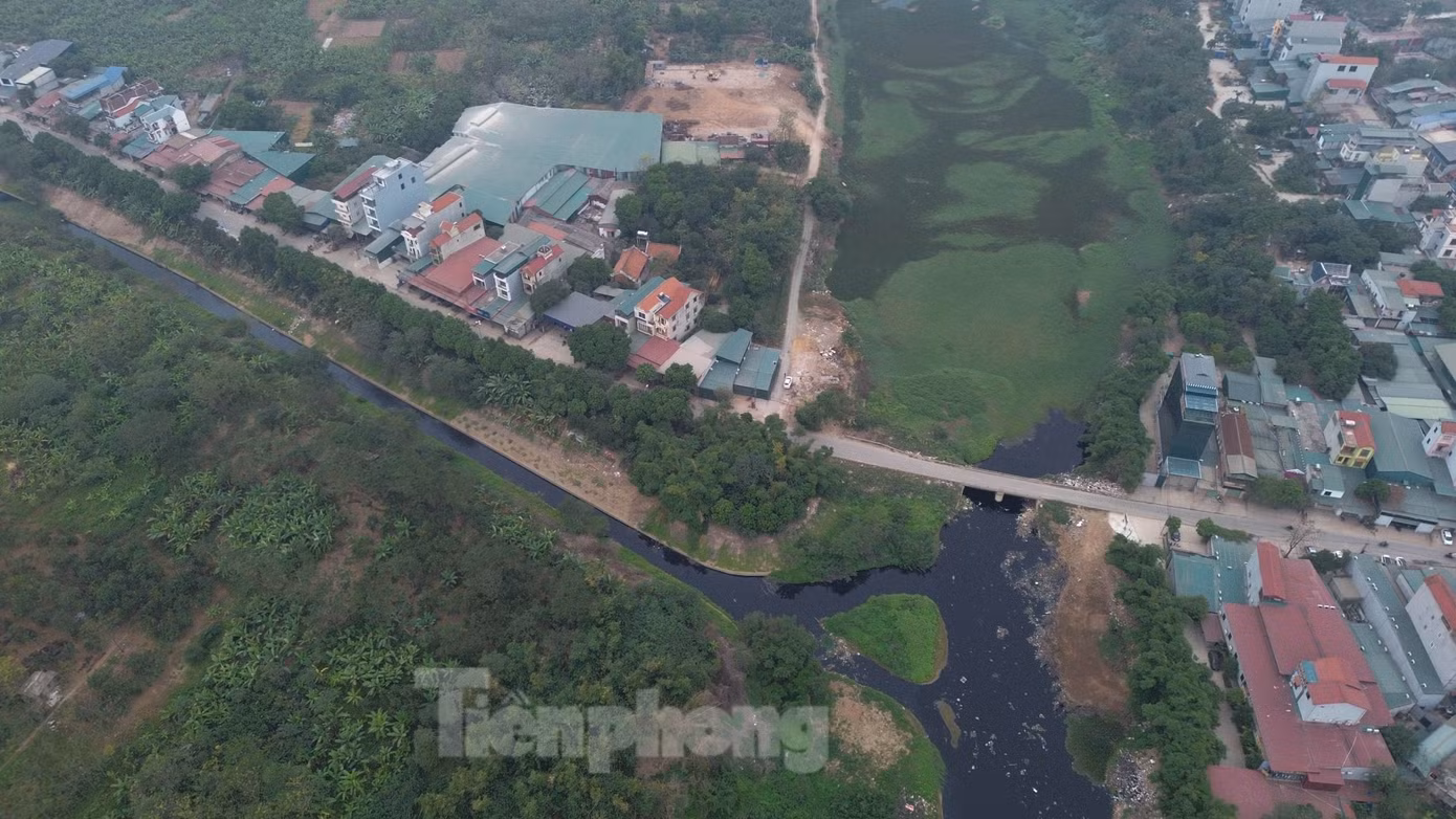 Nước thải trong khu dân cư thuộc xã Cộng Hòa (huyện Quốc Oai) ra thẳng sông Đáy