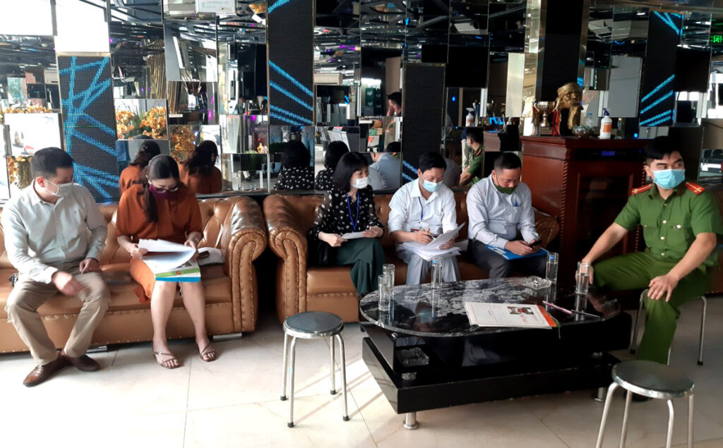 Lực lượng chức năng quận Thanh Xuân kiểm tra PCCC tại các cơ sở kinh doanh karaoke