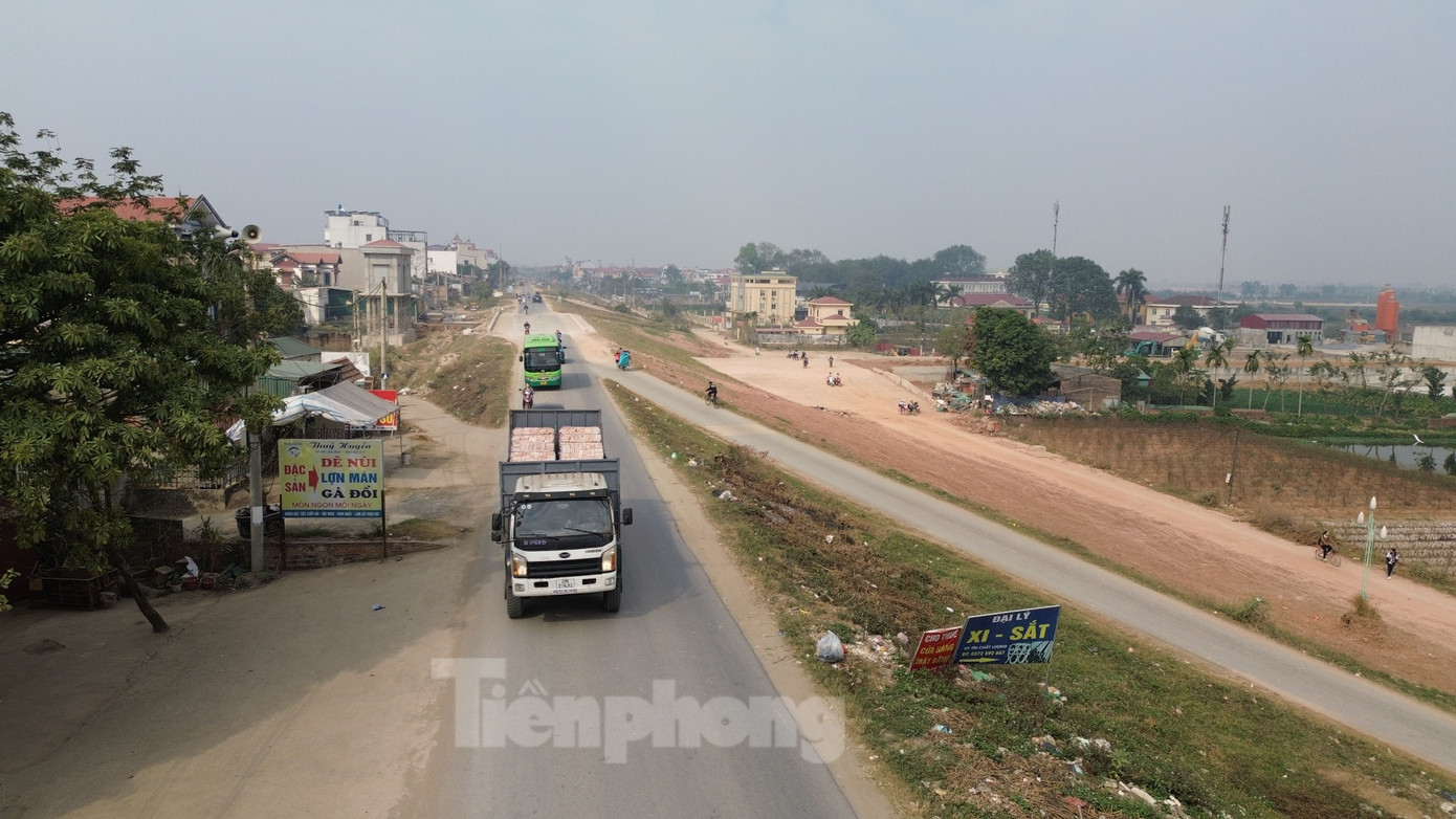UBND thành phố Hà Nội vừa ban hành Quyết định công bố tình huống khẩn cấp sạt lở bờ tả sông Hồng, tương ứng từ K42+790 đến K43+010 đê tả Hồng thuộc xã Văn Khê, huyện Mê Linh (ảnh tuyến đê tả Hồng tại xã Văn Khê).
