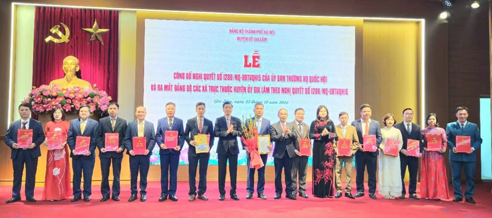 Ra mắt Ban chấp hành Đảng bộ xã Phù Đổng ngày 23/12. Ra mắt Ban chấp hành Đảng bộ xã Phù Đổng ngày 23/12.