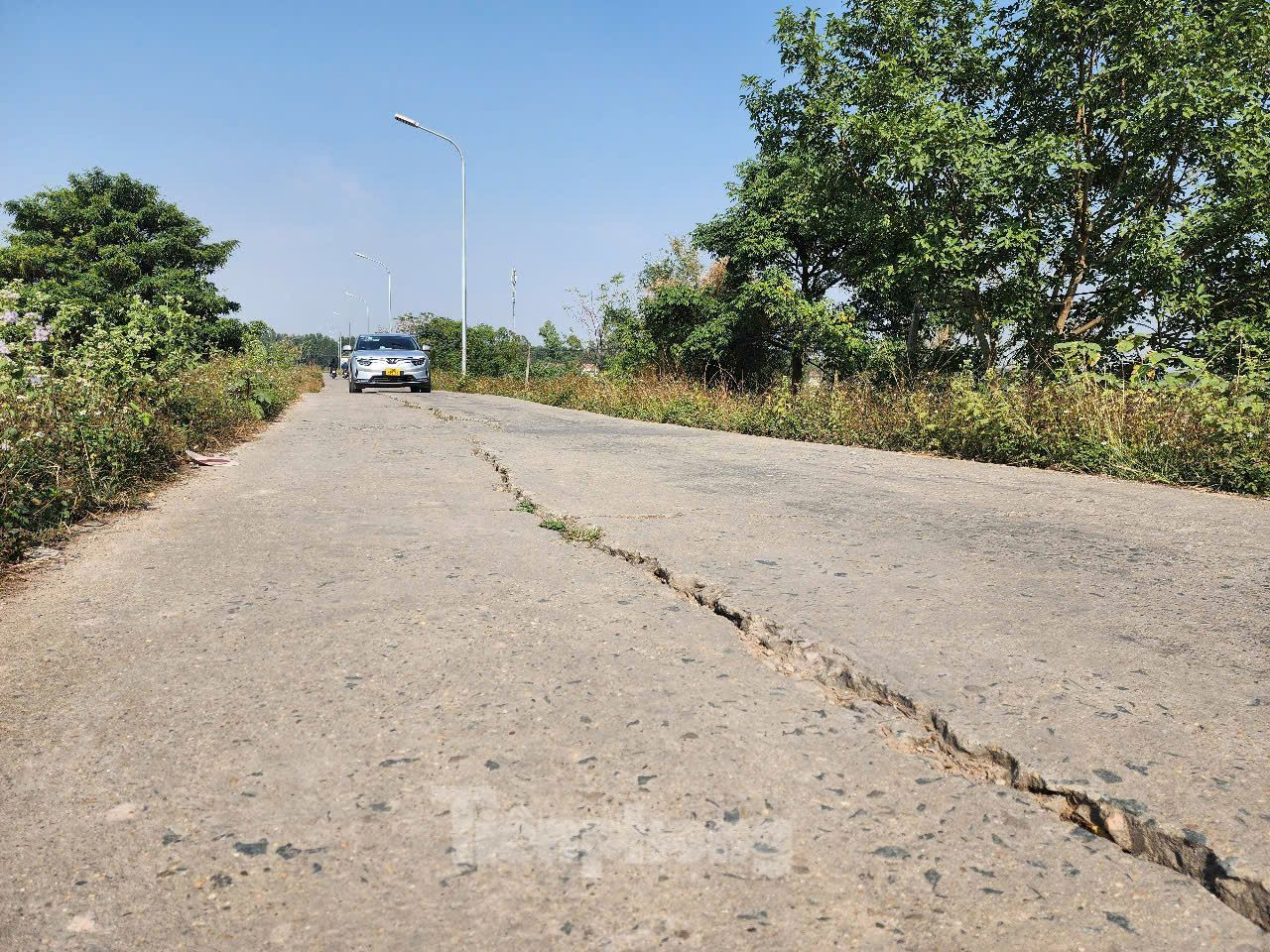 Ông Nguyễn Văn Nghĩa, Chủ tịch UBND xã Ngọc Liệp cho biết, sự cố nứt mặt đê tả Tích trên địa bàn huyện Quốc Oai cả chiều rộng, bề sâu và chiều dài trong thời gian bão số 3 và mưa lũ sau bão, gây nguy cơ mất an toàn trên cho tuyến đê tả Tích trên địa bàn xã.