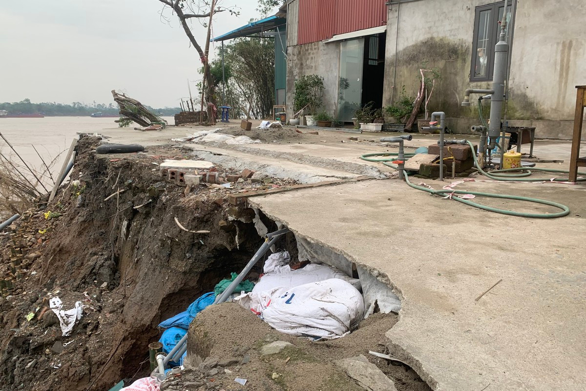 Sạt lở bờ tả sông Hồng tại thôn 4, thôn 5 xã Kim Lan, huyện Gia Lâm. Sạt lở bờ tả sông Hồng tại thôn 4, thôn 5 xã Kim Lan, huyện Gia Lâm.