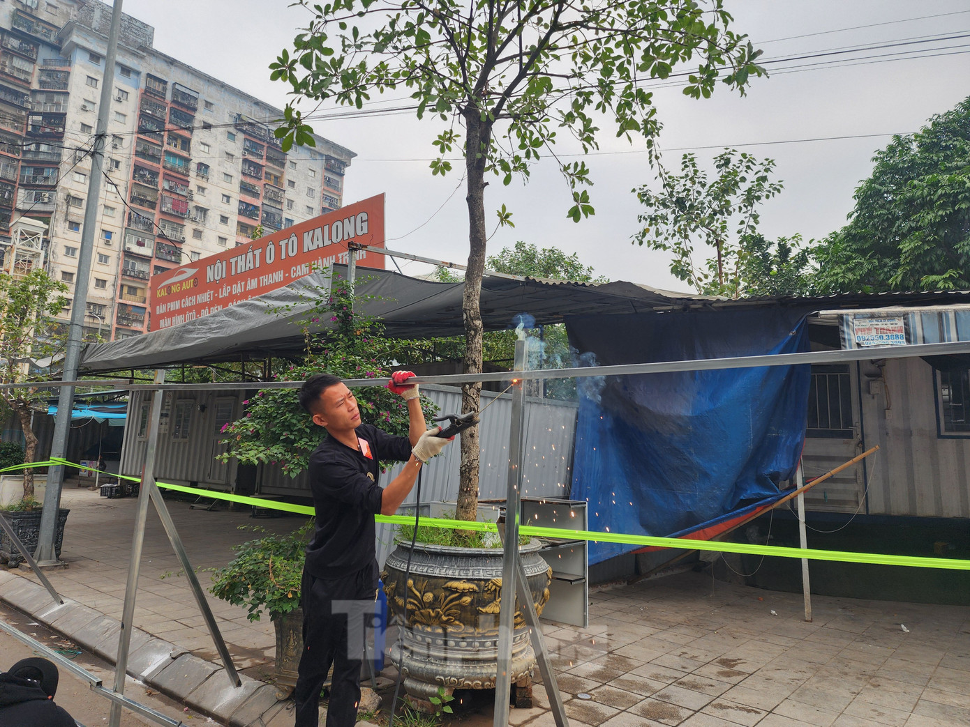 Lực lượng chức năng tiến hành quây tôn khu đất vừa được thu hồi