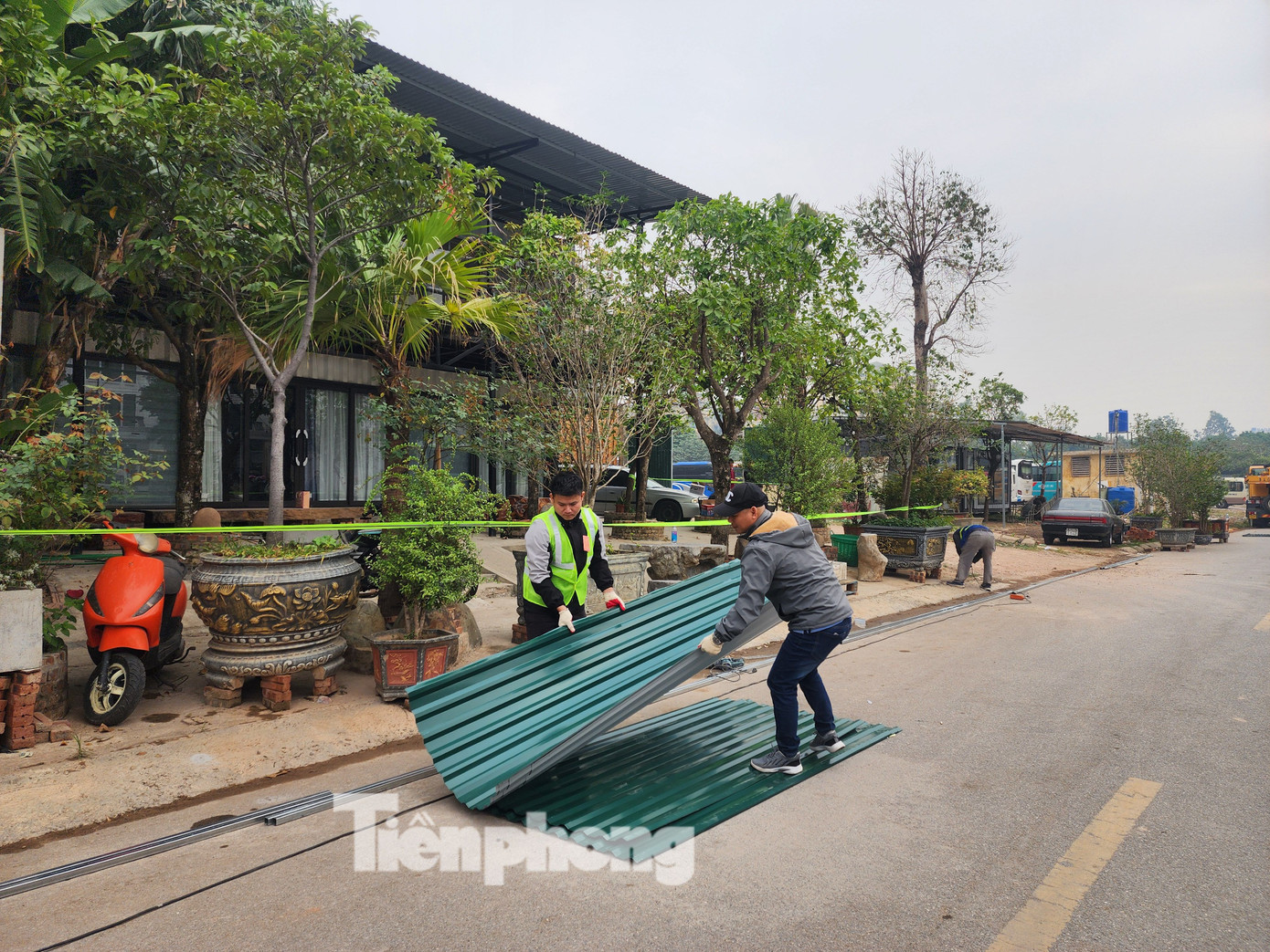 Lực lượng chức năng tiến hành quây tôn khu vực đất đã thu hồi.