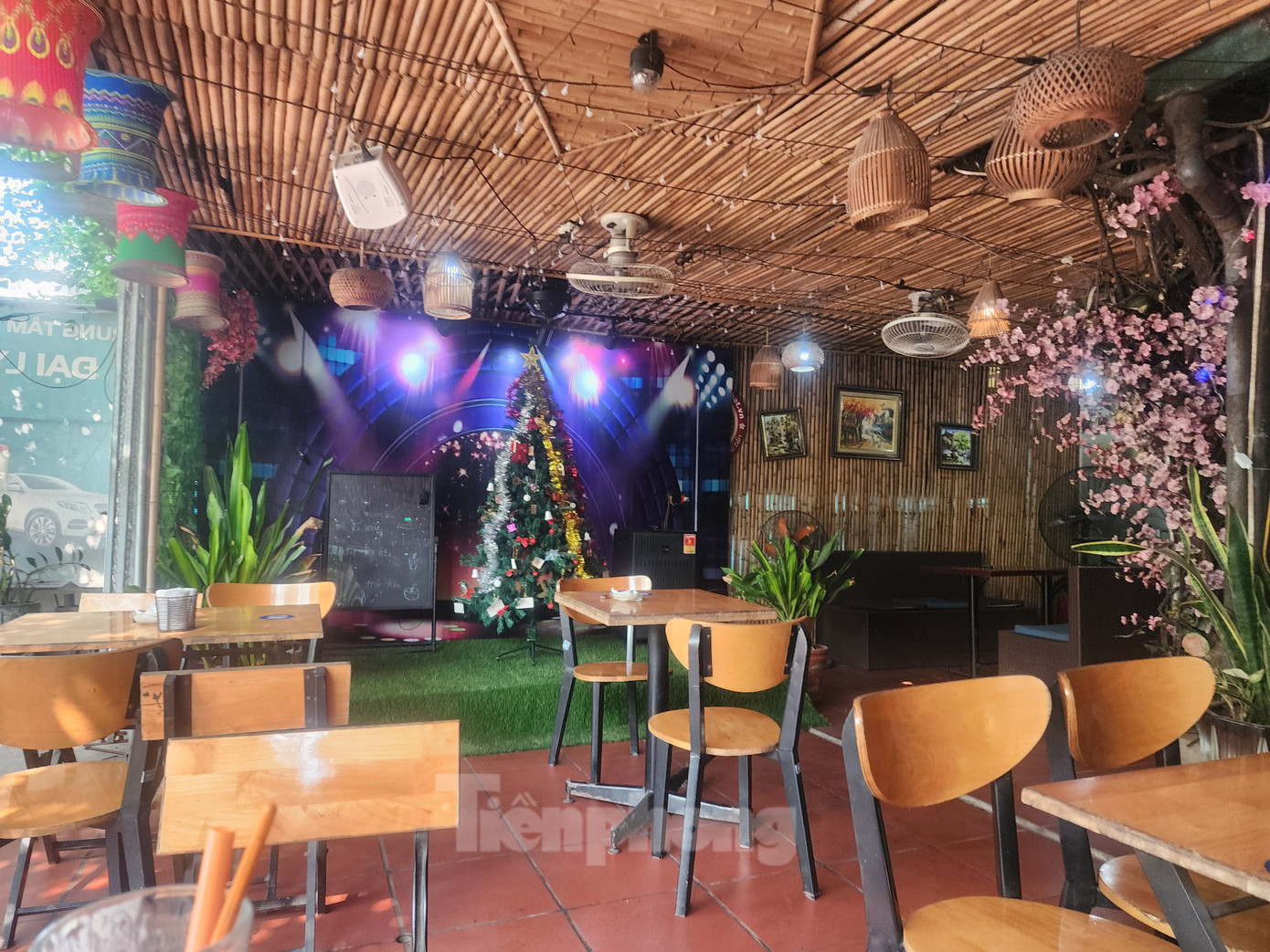 Quán cà phê 98 "hát cho nhau nghe" trên đường Văn Tiến Dũng.