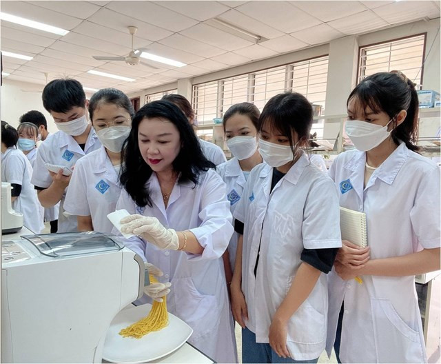 Phụ nữ nghiên cứu khoa học