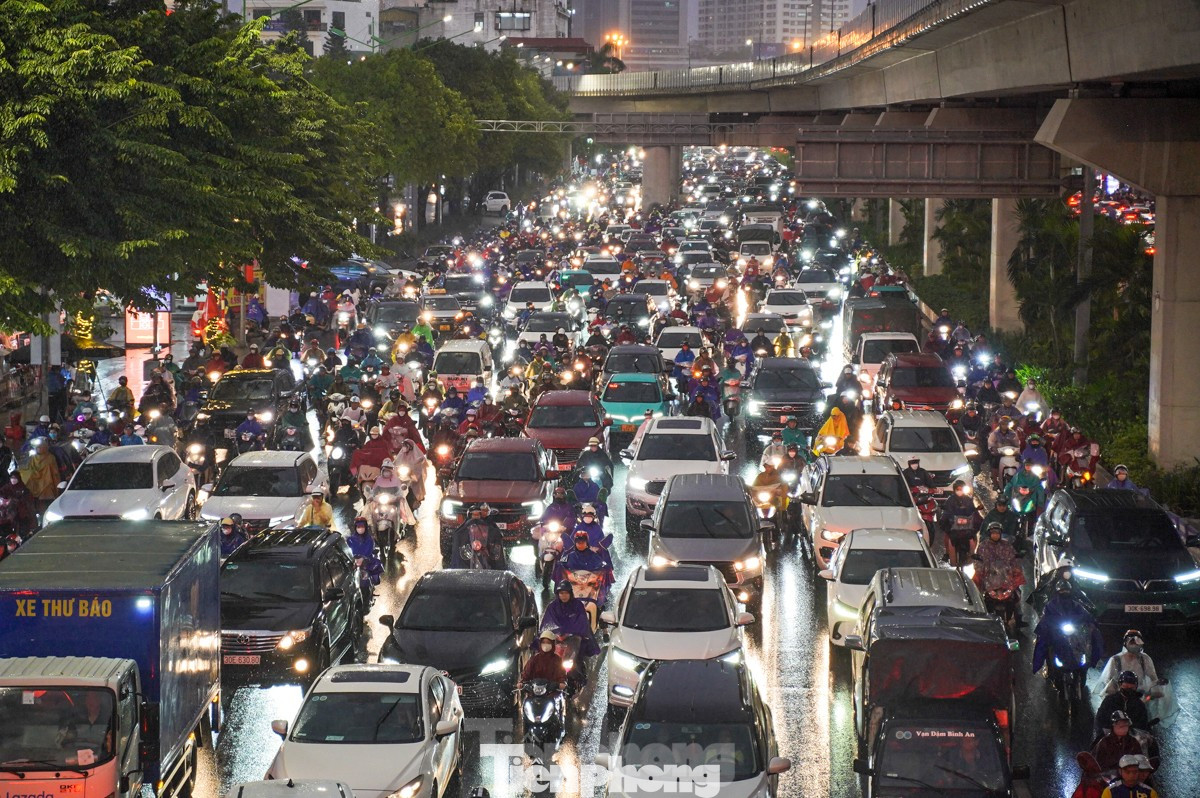 Nguồn gây ô nhiễm không khí ở Hà Nội chủ yếu là các nguồn phát thải từ các phương tiện giao thông đường bộ. Nguồn gây ô nhiễm không khí ở Hà Nội chủ yếu là các nguồn phát thải từ các phương tiện giao thông đường bộ.