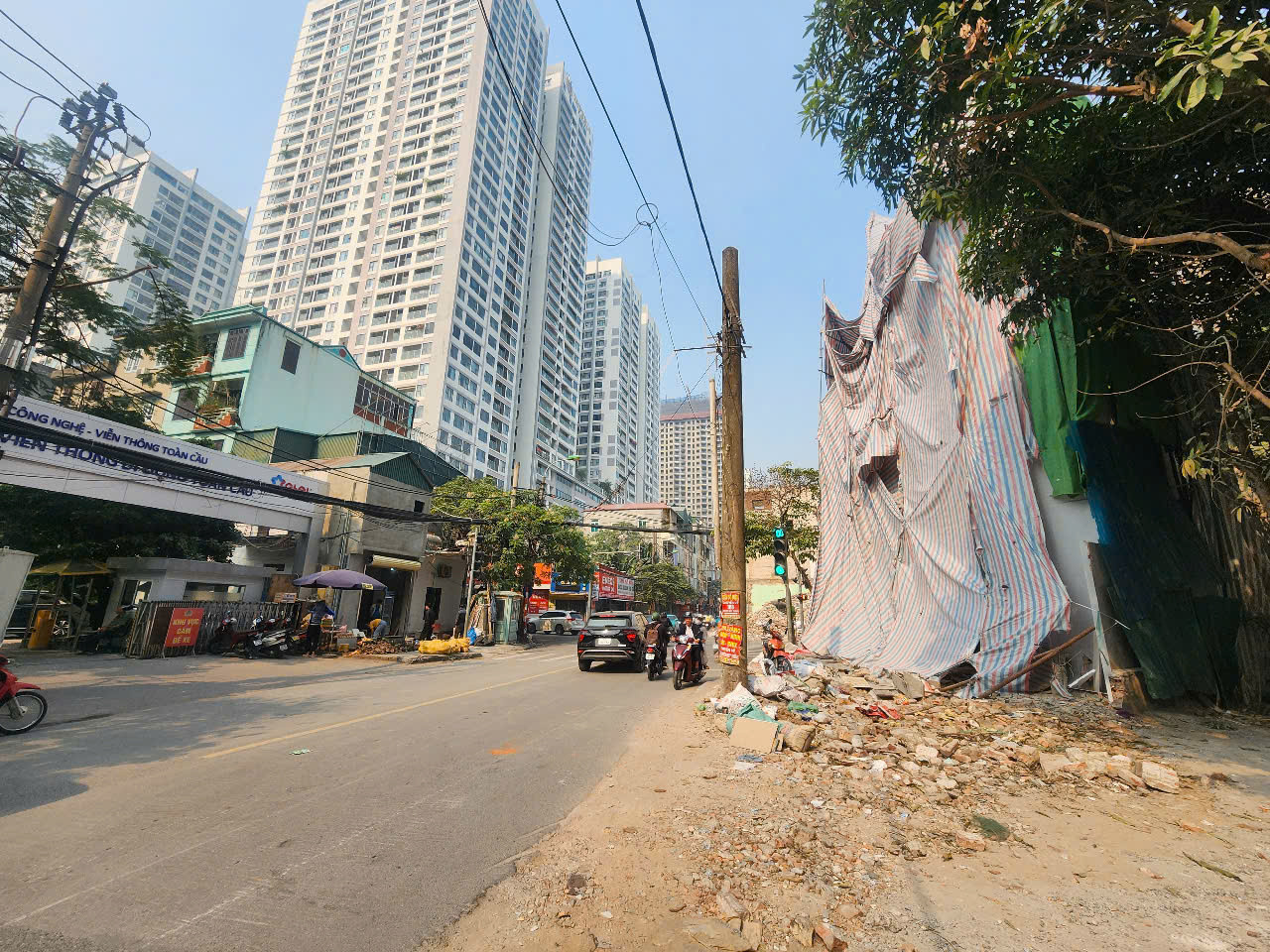 Đoạn ngã tư Nguyễn Tuân- Nguyễn Huy Tưởng đang được người dân tháo dỡ công trình.