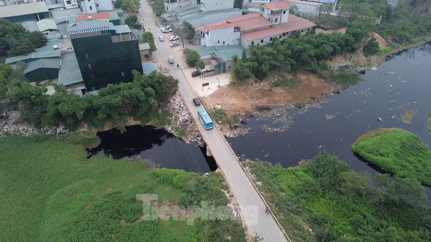 Sông Đáy đoạn qua cầu 72 giáp ranh giữa huyện Quốc Oai và Hoài Đức nước đen kịt, rác từ trên bờ tràn xuống sông.