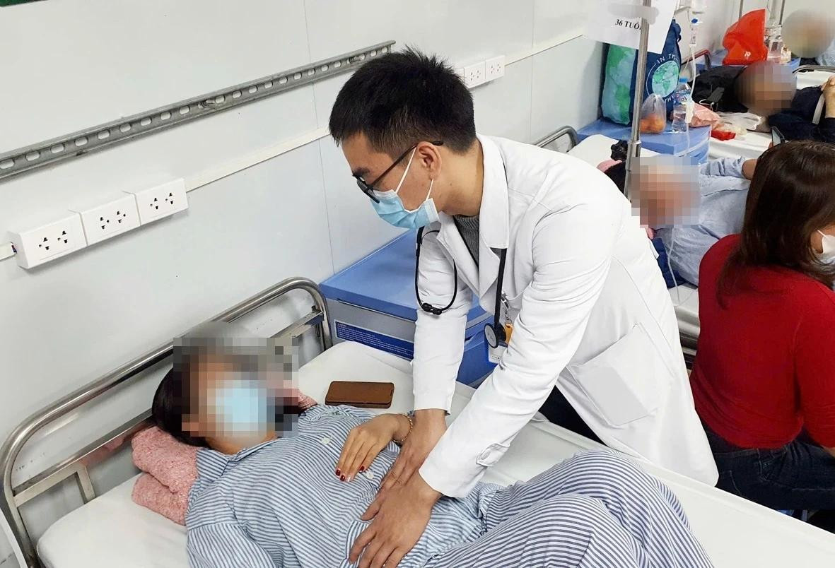 Các bệnh nhân vụ ngộ độc đang được điều trị tại Bệnh viện Bạch Mai Các bệnh nhân vụ ngộ độc đang được điều trị tại Bệnh viện Bạch Mai