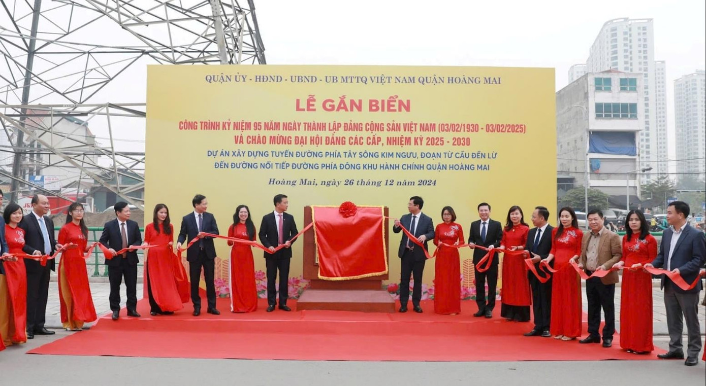 Các đại biểu thực hiện nghi thức khánh thành dự án.