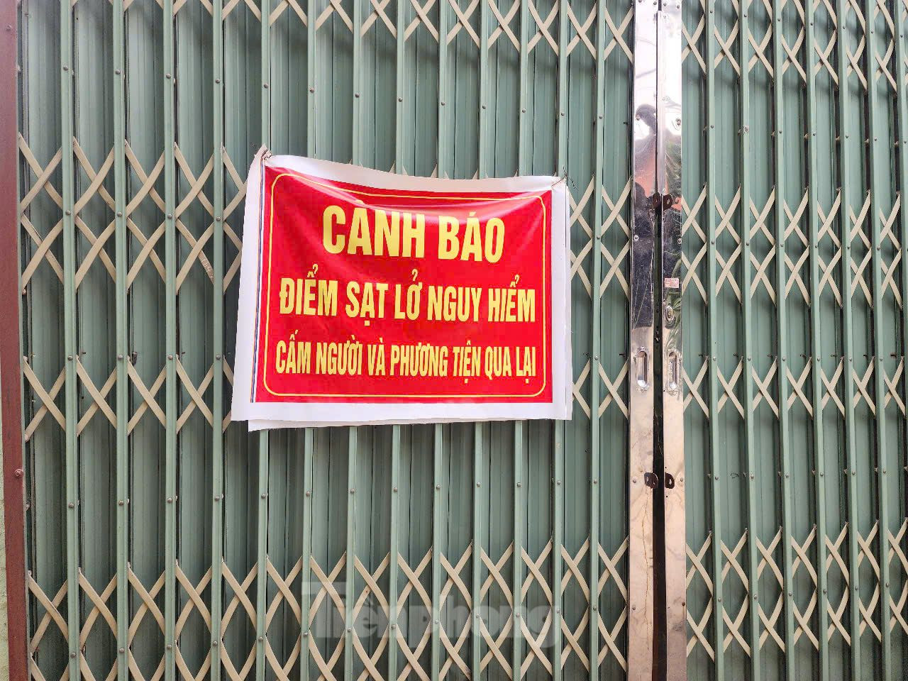 Lãnh đạo UBND xã Văn Khê cho biết, sạt lở bờ tả sông Hồng tại khu vực trên xảy ra từ đợt bão số 3. Sự cố đã làm nứt nhà, đổ tường, đổ cây của 3 hộ dân sinh sống khu vực bờ sông thuộc thôn Văn Quán 1. Chính quyền địa phương đã cắm biển cảnh báo tại điểm sạt lở người dân biết và hạn chế đi vào.