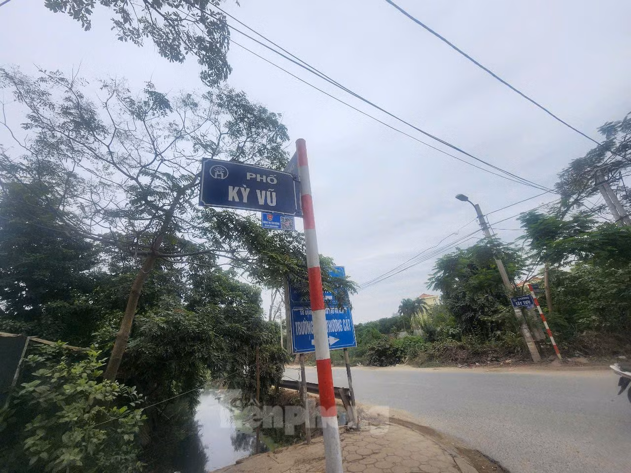 Cầu Thượng Cát là công trình cấp đặc biệt, đường hai đầu cầu là đường trục chính đô thị. Quy mô mặt cắt ngang điển hình cầu Thượng Cát 31-53m, gồm 6 làn xe cơ giới, 2 làn xe thô sơ và làn tách nhập. Cầu Thượng Cát là công trình cấp đặc biệt, đường hai đầu cầu là đường trục chính đô thị. Quy mô mặt cắt ngang điển hình cầu Thượng Cát 31-53m, gồm 6 làn xe cơ giới, 2 làn xe thô sơ và làn tách nhập.