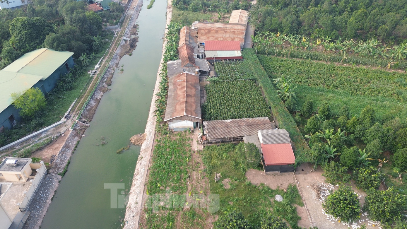 Dự án được phân thành 2 giai đoạn. Giai đoạn 1 là nạo vét sông từ hạ lưu Đập Đáy đến K8+700 và xây dựng cầu Hiệp Thuận đã hoàn thành. Giai đoạn 2 (nạo vét từ K8+700 đến cầu Mai Lĩnh, phường Yên Nghĩa, quận Hà Đông với dài 14,4 km; xây dựng 6 cầu qua sông và nâng cấp 5 trạm bơm ven sông) hiện chưa cân đối được nguồn vốn nên chưa thể triển khai thực hiện (ảnh: Sông Đáy đoạn qua xã Hát Môn, huyện Đan Phượng).